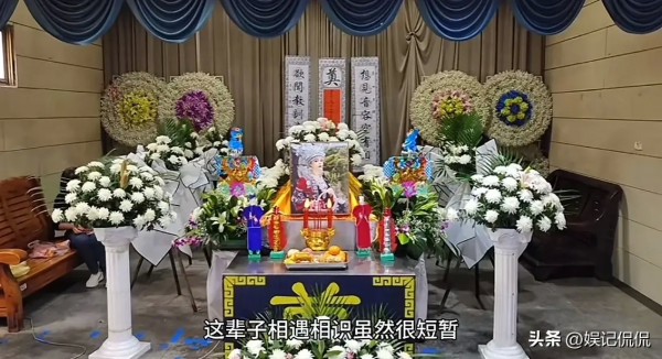 KAIYUN：跨国网红女主播去世家人在灵堂打麻将引争议(图2)