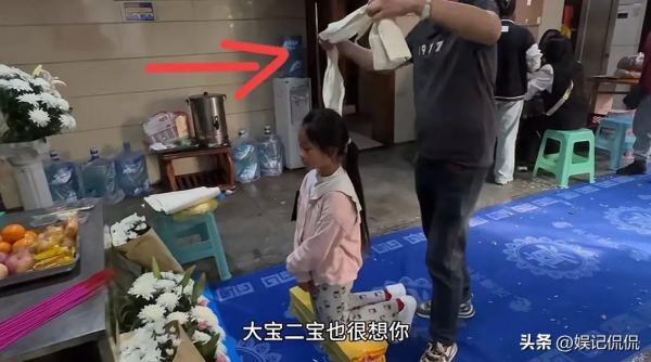 KAIYUN：跨国网红女主播去世家人在灵堂打麻将引争议(图6)