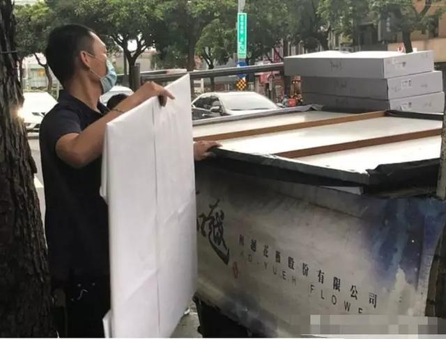刘真灵堂布置曝光！现场布满粉白色花海灵堂一天要价一万多(图8)