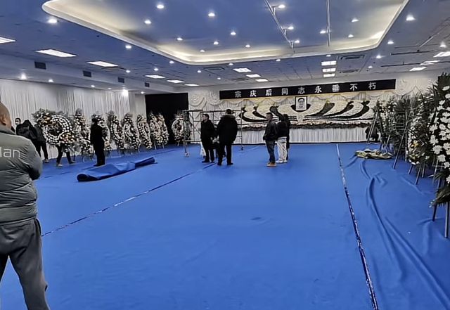 KAIYUN入口：宗庆后灵堂照曝光遗照被鲜花包围灵堂内摆满了花圈(图4)