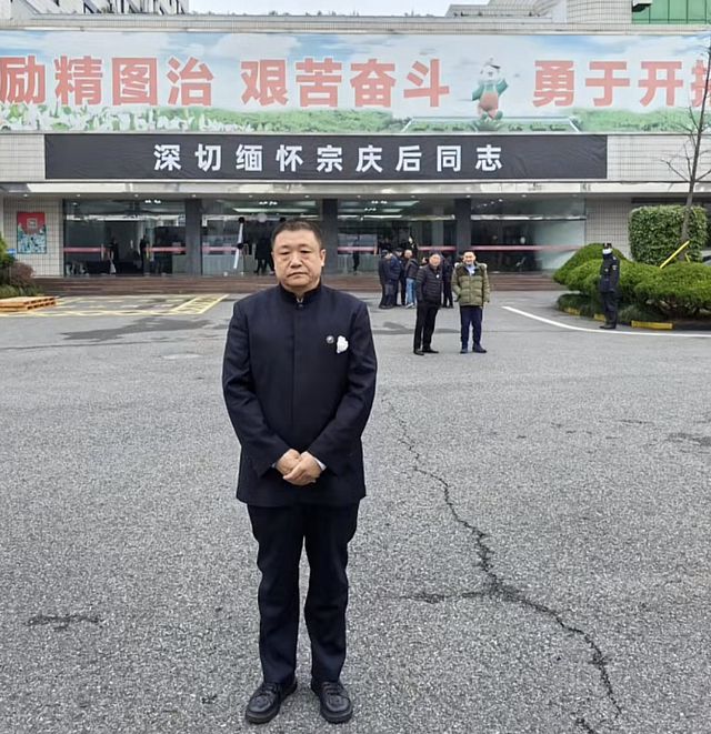 KAIYUN入口：宗庆后灵堂照曝光遗照被鲜花包围灵堂内摆满了花圈(图6)