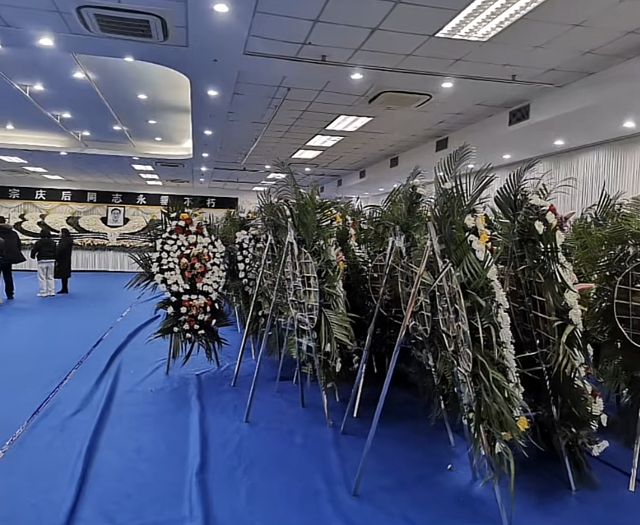 KAIYUN入口：宗庆后灵堂照曝光遗照被鲜花包围灵堂内摆满了花圈(图5)