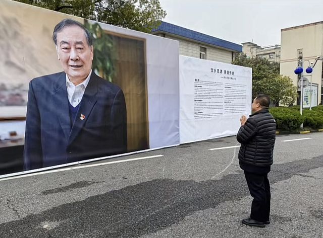 KAIYUN入口：宗庆后灵堂照曝光遗照被鲜花包围灵堂内摆满了花圈(图7)