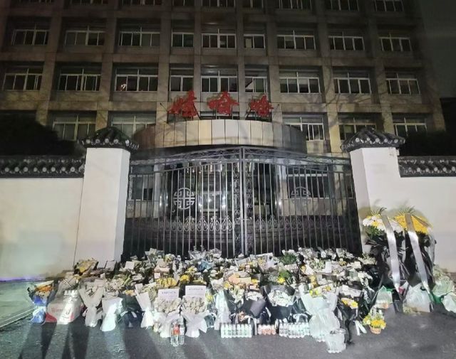 KAIYUN入口：宗庆后灵堂照曝光遗照被鲜花包围灵堂内摆满了花圈(图10)
