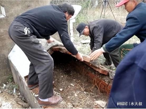 KAIYUN入口：老一辈常说：“切莫迁坟十迁九败”这句话究竟是什么意思？(图4)