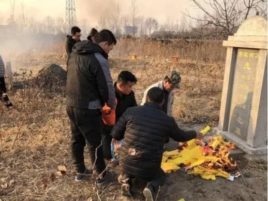 老一辈常说：“4人不上坟子孙一直富”这句话有什么依据吗？(图2)