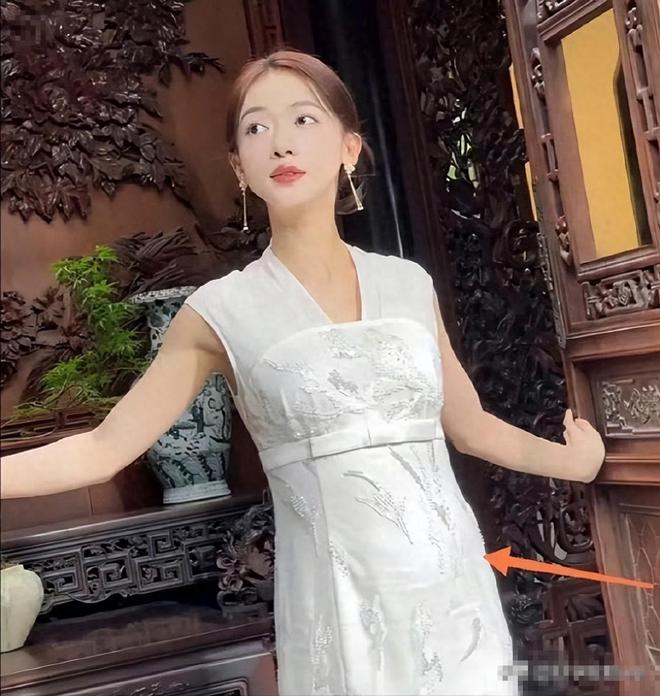KAIYUN：吴谨言大方晒孕肚正面照获全网好评：比劈叉那位好太多太多(图2)