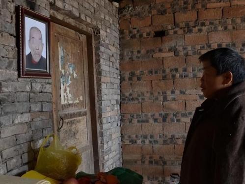 老人下葬后遗像是烧掉还是留下？带回家如何处理？切记不能乱放(图8)