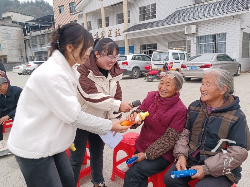 中兴街道：开展“六进村”活动(图2)