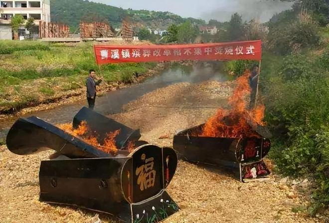 “土葬､火葬”争议终结明年统一改革方案出炉农民态度如何？(图8)