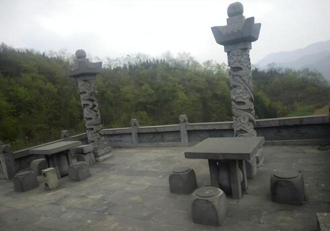 给活人盖墓：云南一村干部建豪华活人墓风水先生选址大摆竣工宴(图4)