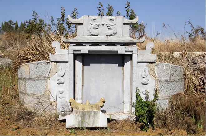 给活人盖墓：云南一村干部建豪华活人墓风水先生选址大摆竣工宴(图3)