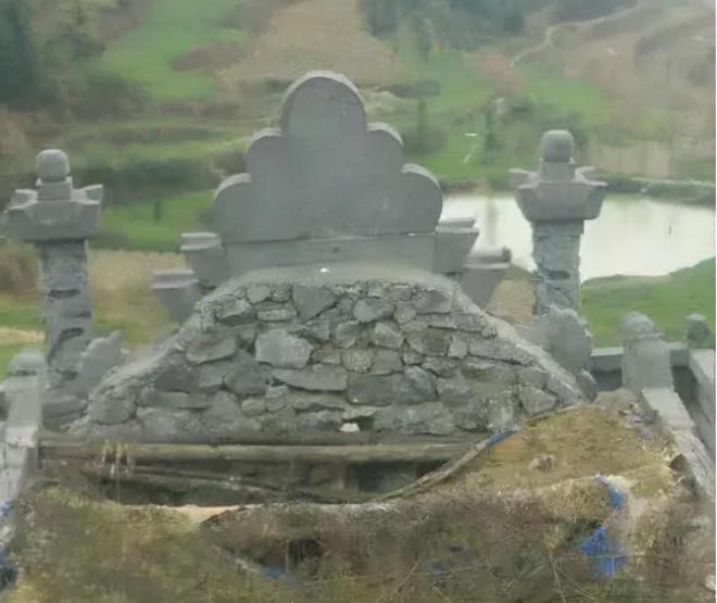 给活人盖墓：云南一村干部建豪华活人墓风水先生选址大摆竣工宴(图8)