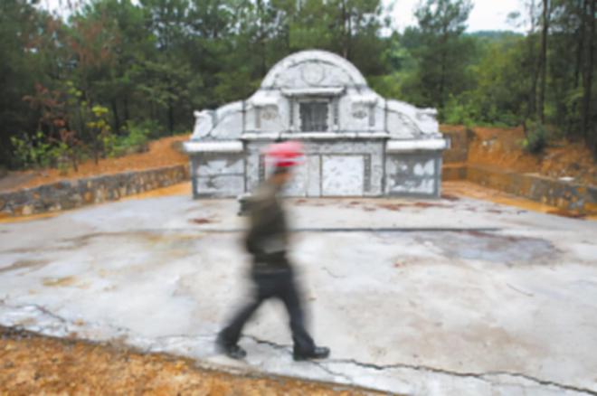 给活人盖墓：云南一村干部建豪华活人墓风水先生选址大摆竣工宴(图7)