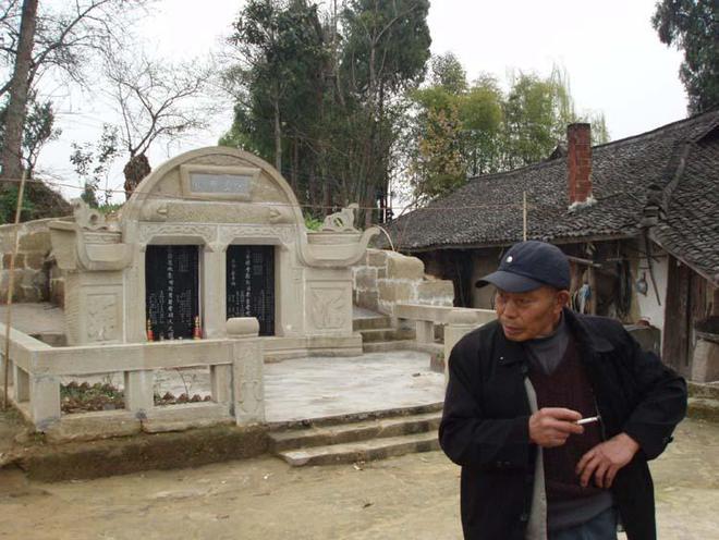 给活人盖墓：云南一村干部建豪华活人墓风水先生选址大摆竣工宴(图6)