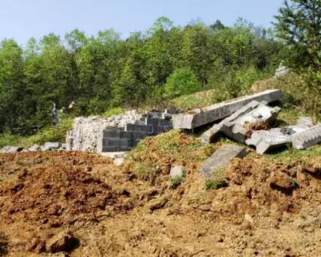 给活人盖墓：云南一村干部建豪华活人墓风水先生选址大摆竣工宴(图11)