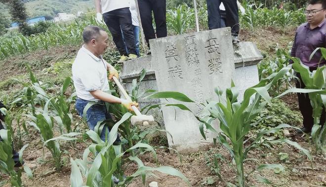 给活人盖墓：云南一村干部建豪华活人墓风水先生选址大摆竣工宴(图10)