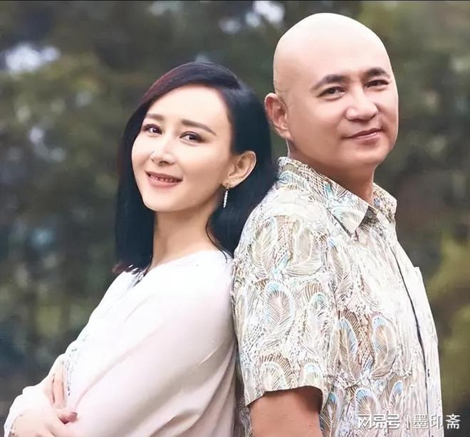 47岁胡静的豪门生活：不坐私人飞机却和殡葬大佬丈夫逛菜市场？(图4)
