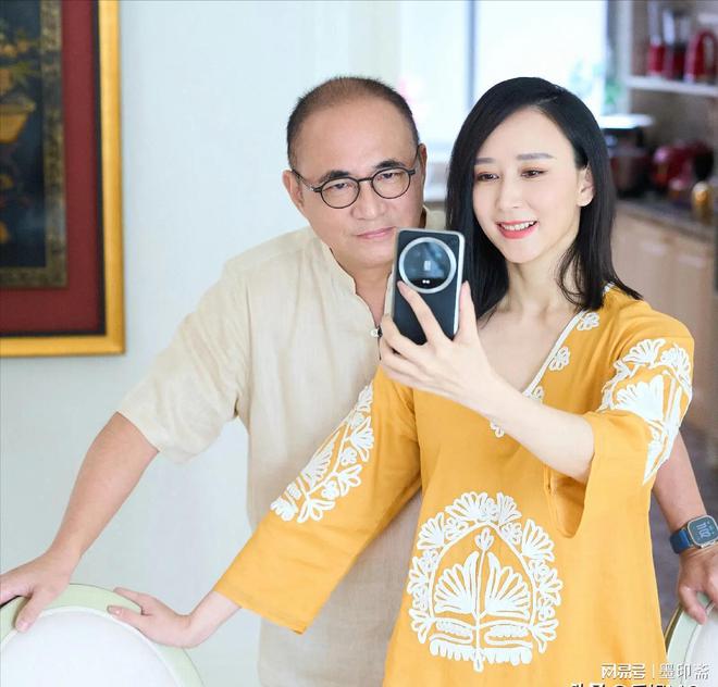 47岁胡静的豪门生活：不坐私人飞机却和殡葬大佬丈夫逛菜市场？(图3)