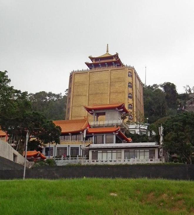 太寒酸！大S墓地与邓丽君为邻塔葬规格曝光网友直呼：鸽子笼(图7)