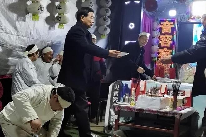 老人安葬后遗像是烧掉还是留着？切记不能乱放建议了解如何处理(图3)