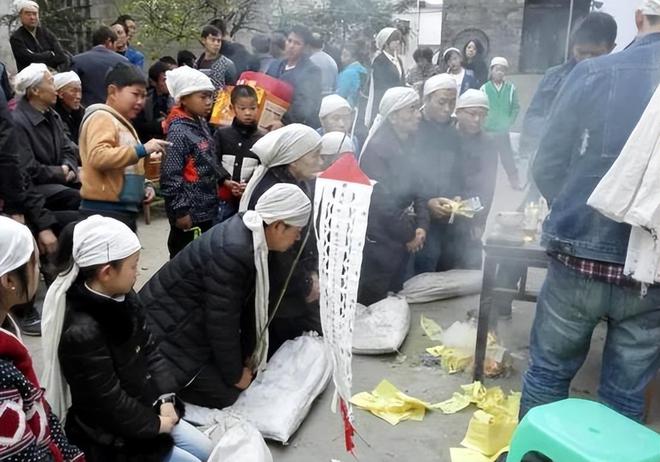 老人安葬后遗像是烧掉还是留着？切记不能乱放建议了解如何处理(图5)