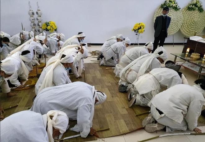 老人安葬后遗像是烧掉还是留着？切记不能乱放建议了解如何处理(图15)