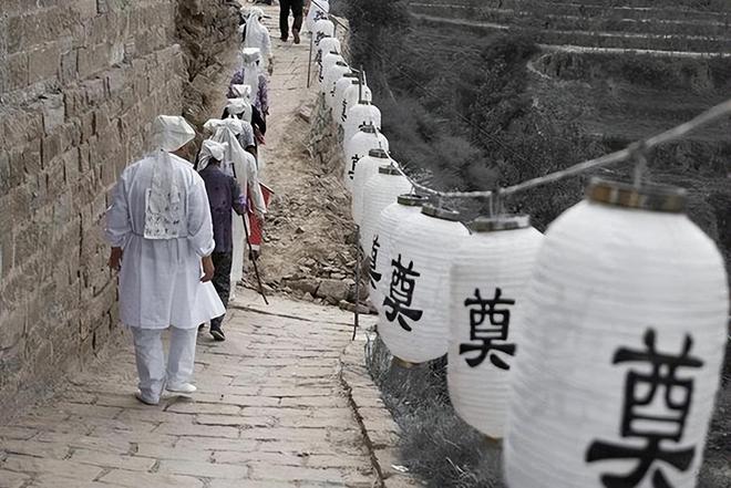 为何说土葬比火葬更可怕？尸体下葬后的一个月到底发生了什么？(图3)