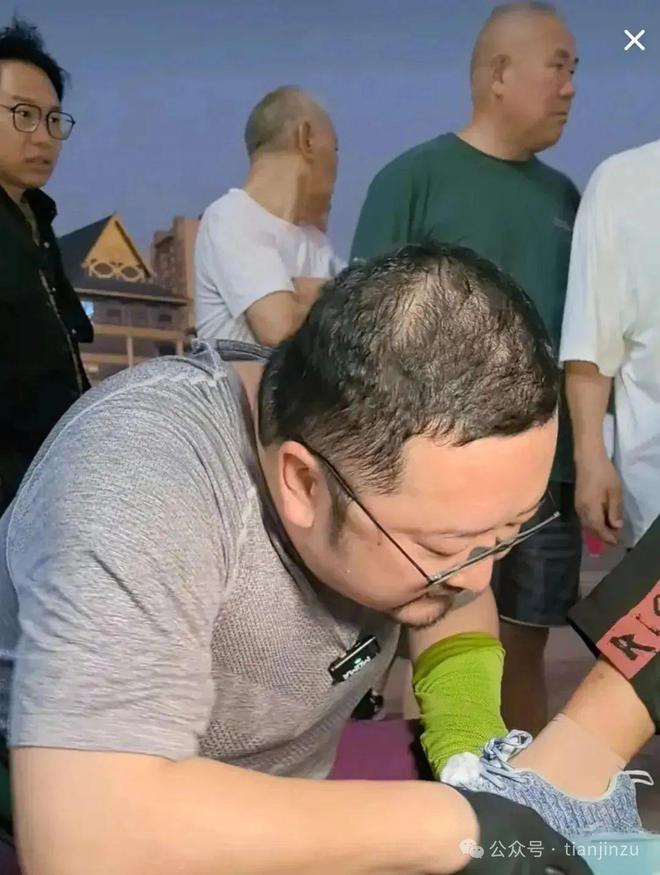 42岁热播剧演员在街头摆摊刷鞋！(图2)