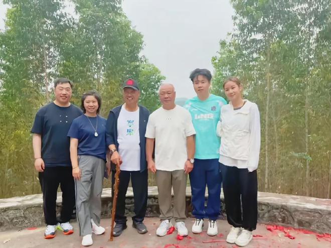 没有忘本！“体操王子”李宁回广西祭祖全家大合照墓地真风光(图4)