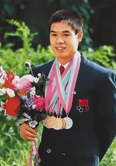 没有忘本！“体操王子”李宁回广西祭祖全家大合照墓地真风光(图5)