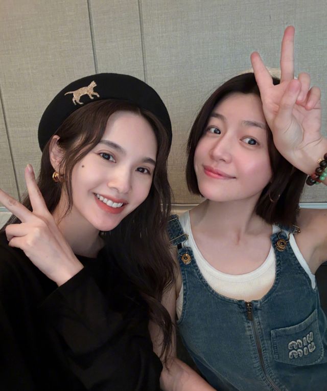 KAIYUN入口：井柏然刘雯为杨丞琳庆生恋爱6年甜蜜依旧大表姐露龈笑好明媚(图2)