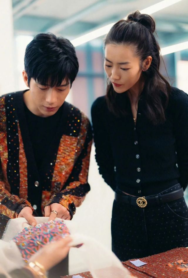 KAIYUN入口：井柏然刘雯为杨丞琳庆生恋爱6年甜蜜依旧大表姐露龈笑好明媚(图9)