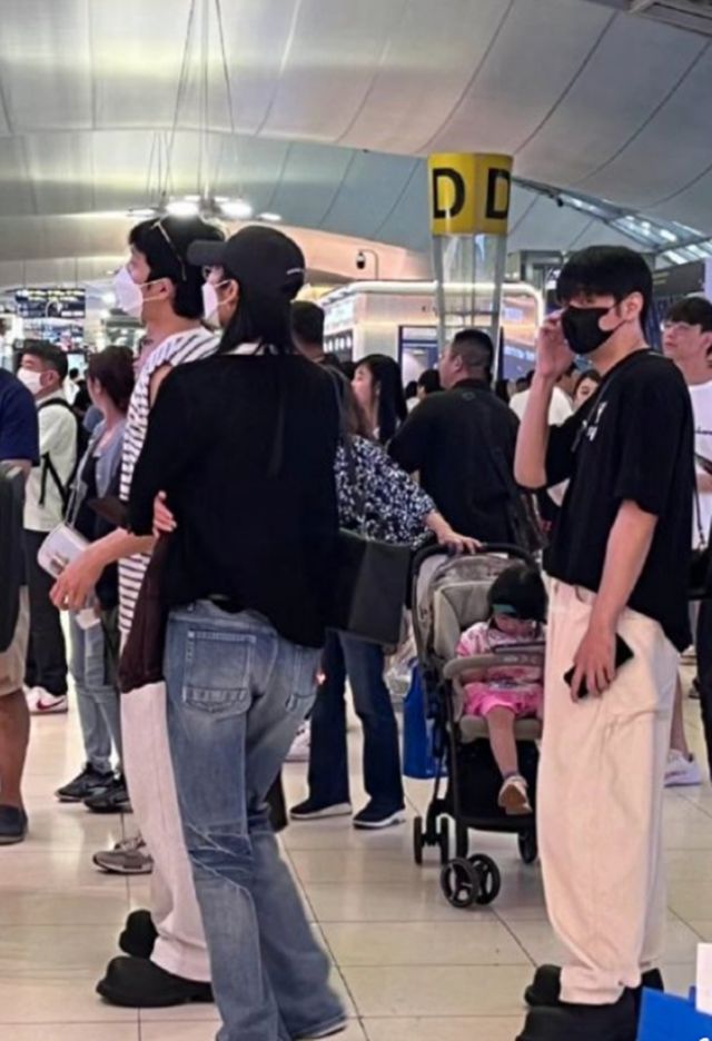 KAIYUN入口：井柏然刘雯为杨丞琳庆生恋爱6年甜蜜依旧大表姐露龈笑好明媚(图7)