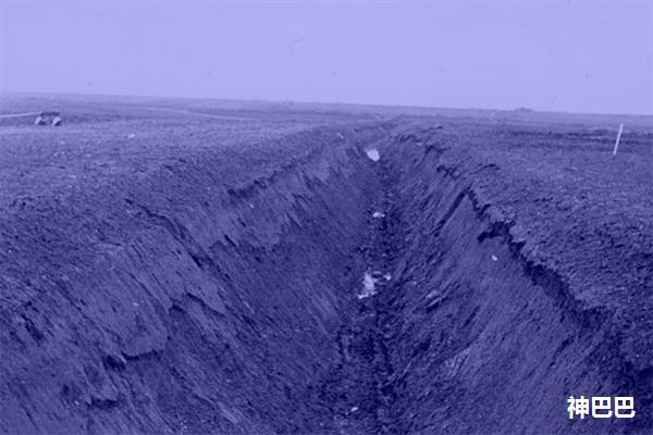 墓地前面有水沟好不好如何看墓地风水中的水？(图1)