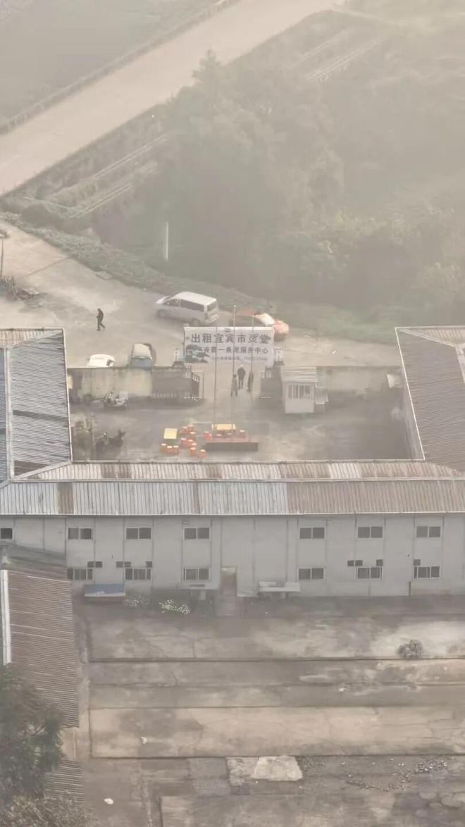 停灵扰民！宜宾一小区外围长期非法经营殡葬生意居民投诉1年未果！(图1)