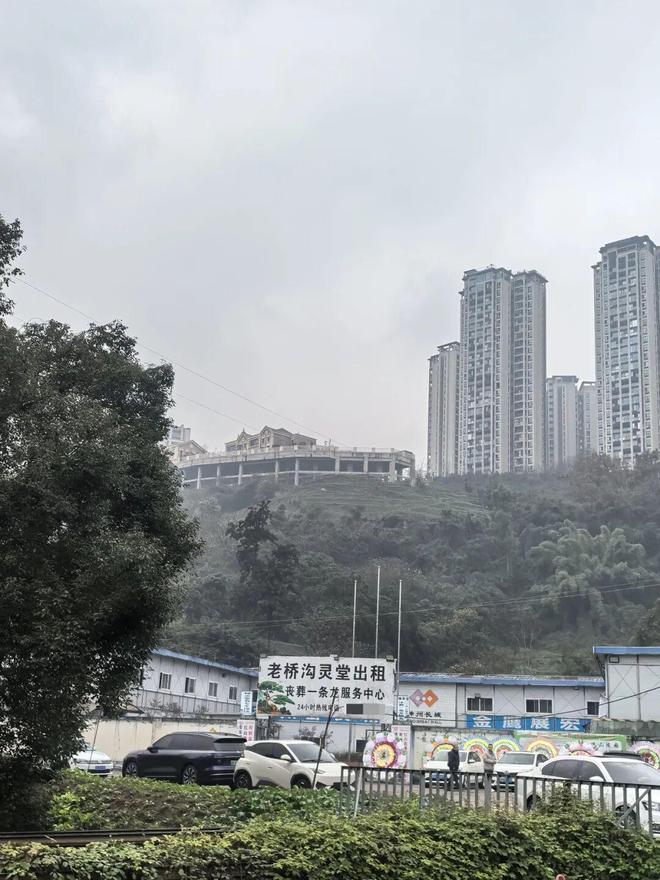 停灵扰民！宜宾一小区外围长期非法经营殡葬生意居民投诉1年未果！(图3)