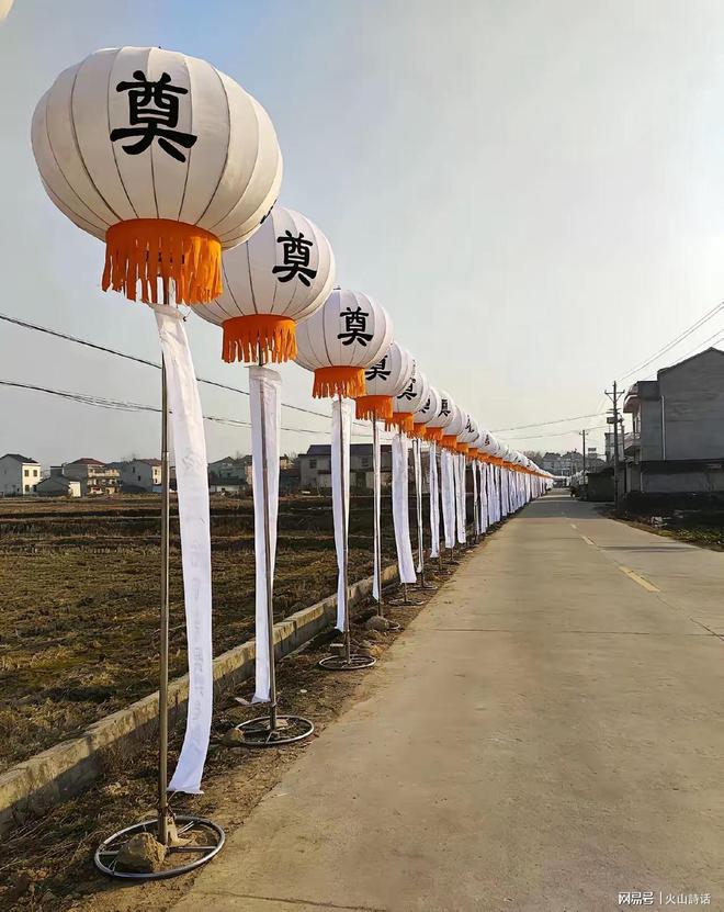 震惊！湖南祁东道路绿化带插百米“白事灯笼”涉事家庭浮出水面(图1)