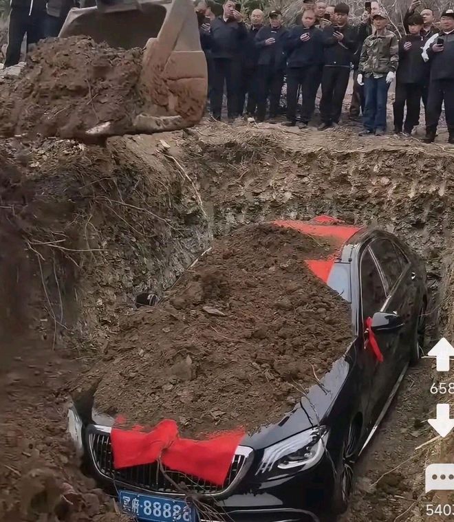 百万奔驰被土葬最新！多部门出手肇事者挖车认错势力大也没用(图7)