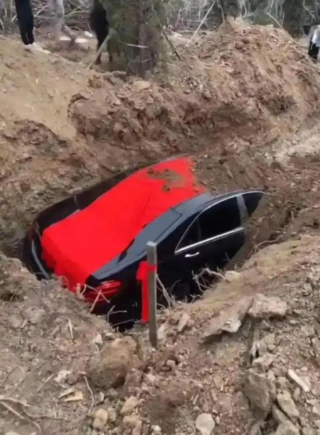 KAIYUN入口：8888奔驰被埋后续：通报追责金某栽了全区殡葬行业大整治(图4)