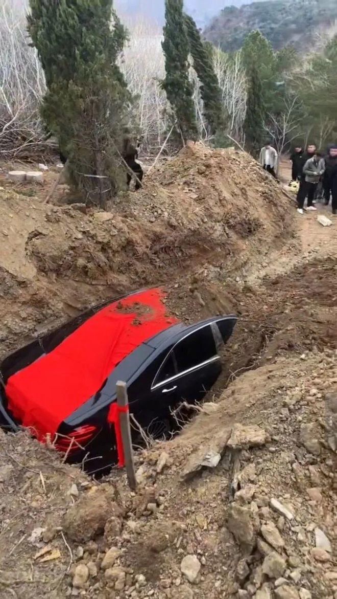 辽阳奔驰陪葬后续：多部门介入豪车当天被挖出律师称已涉违法(图3)