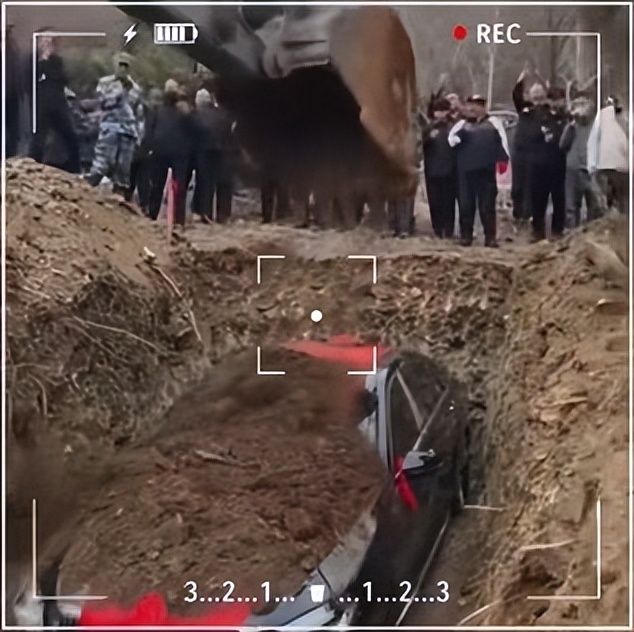 辽阳奔驰陪葬后续：多部门介入豪车当天被挖出律师称已涉违法(图8)