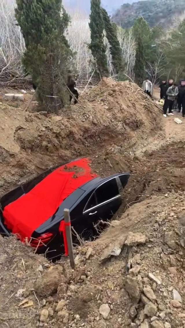 埋掉一辆S级奔驰作陪葬这波“操作”一鸣惊人！(图2)