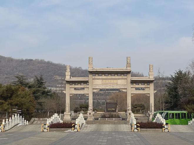 暗访泰山长安陵园：皇家风水烈士陵园当噱头卖活人墓被罚700万(图2)